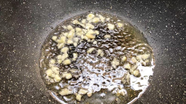杏鲍菇炒西兰花,锅里放入适量油,烧至八成热放入蒜末爆香。