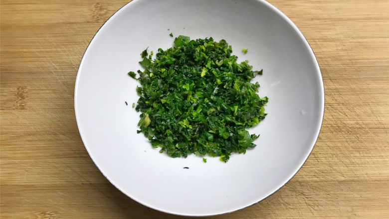 荠菜肉末豆腐羹,清洗干净后加少许盐用手反复攥
几次后,挤出水分,切碎。