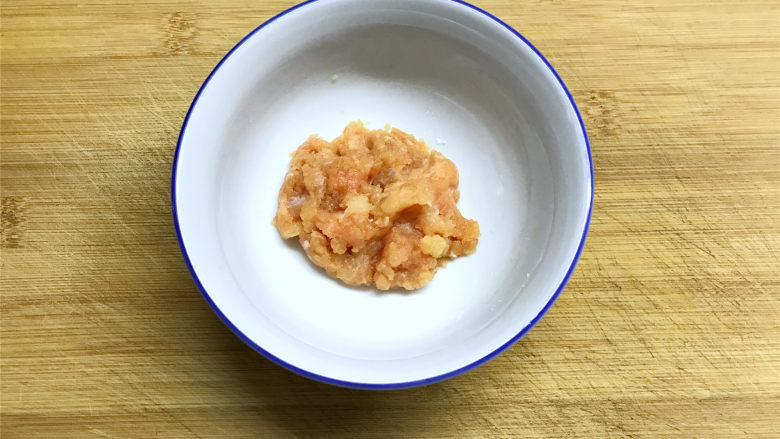 荠菜肉末豆腐羹,猪肉加少许<a style='color:red;display:inline-block;' href='/shicai/ 718'>料酒</a>和盐,再加一点淀粉捏均后腌制一下。