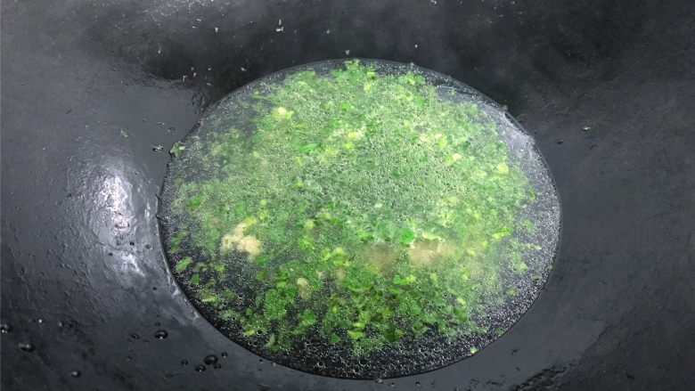 荠菜肉末豆腐羹,翻炒均匀后加入适量水,煮开。