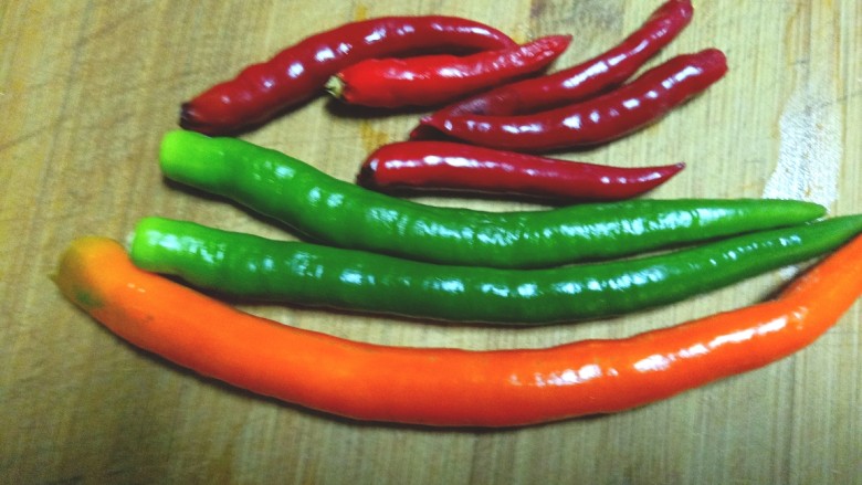 辣炒南瓜片,<a style='color:red;display:inline-block;' href='/shicai/ 87193'>尖辣椒</a>洗净,切小段