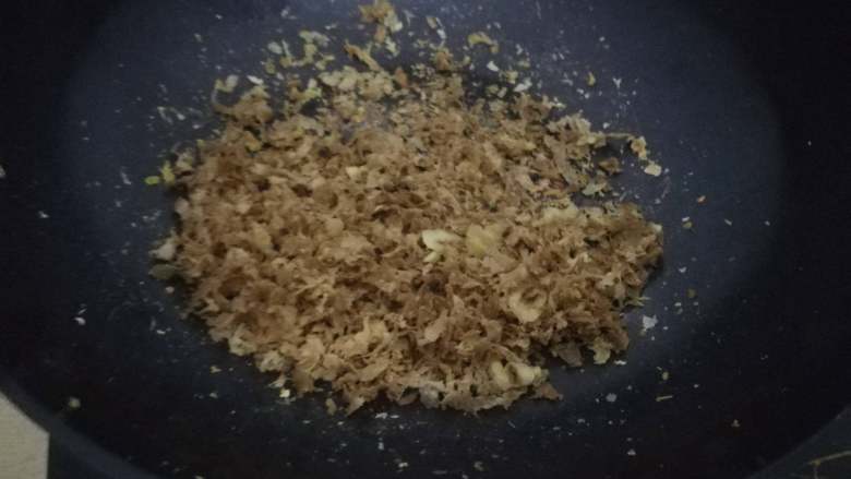 简易版猪脚姜,刮下来的姜片也不要扔掉浪费,稍微干炒一下,然后晾干,可以煮水喝