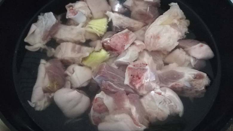 简易版猪脚姜,冲洗干净后,冷水下锅,加入料酒,姜片