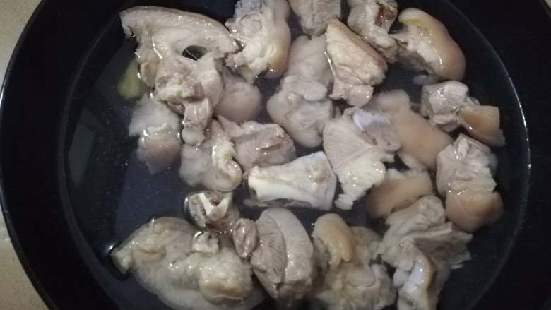 简易版猪脚姜,把煮好的猪脚冲洗干净,洗掉表面的浮沫