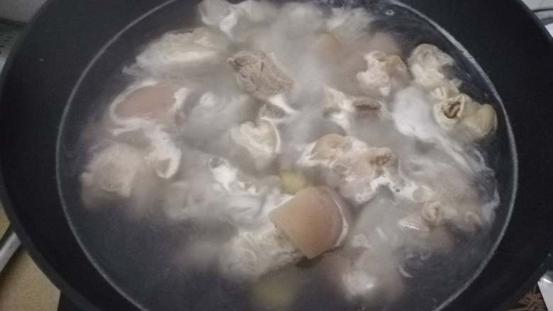 简易版猪脚姜,然后再煮一锅开水,把猪脚放进去煮开