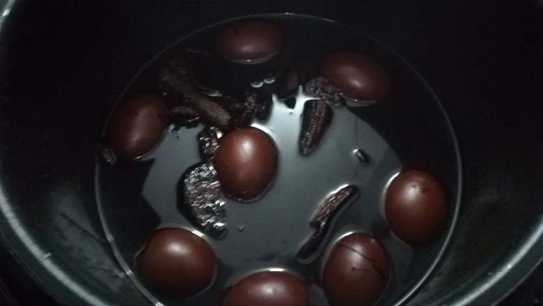 简易版猪脚姜,把猪脚稍微沥干后再放入锅内,这时候鸡蛋已经上色得很漂亮了