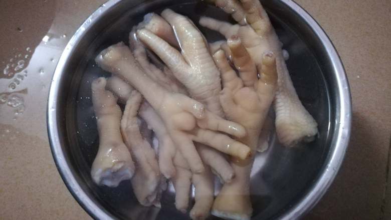 简易版猪脚姜,捞出马上过冷水,搓洗掉表面的浮沫