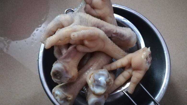 简易版猪脚姜,同样也要沥干水分,这样煮起来也就不会黏黏的了