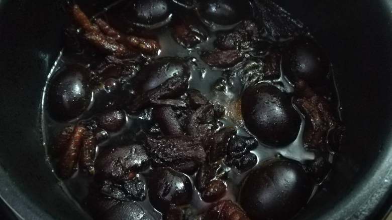简易版猪脚姜,将鸡脚放入锅内,这时候就可以不用怎么搅拌了,中小火煮半个小时左右即可。
不过建议最好煮好后盖好过夜,让所有食材再次吸收汤汁,这样吃起来会更加香。