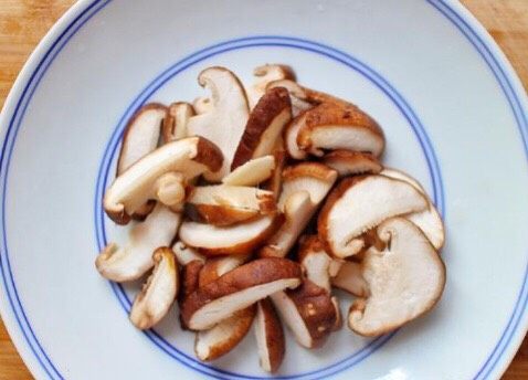 耗油鸡胸肉炒香菇,接着将香菇洗干净,然后切成片状,放在盘子内待用
