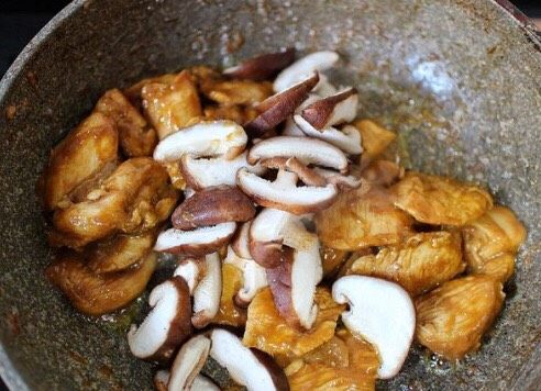 耗油鸡胸肉炒香菇,等鸡胸肉变色后加入香菇,继续翻炒,翻炒期间加入蒸鱼豉油