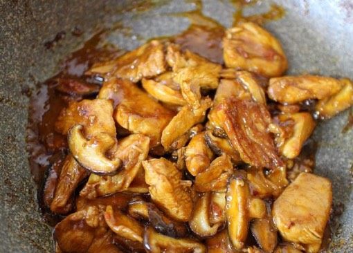 耗油鸡胸肉炒香菇,一直炒到香菇和鸡胸肉都熟了就可以熄火出锅了。这道菜不需要加盐了,因为蚝油和蒸鱼豉油都有点咸味