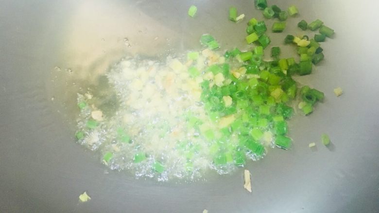 肉末蒜苔(豆瓣酱版),烧开后放入葱姜末爆香