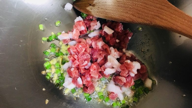 肉末蒜苔(豆瓣酱版),放入肉末