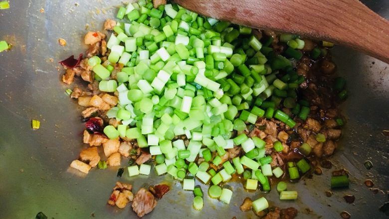 肉末蒜苔(豆瓣酱版),加入切好的蒜苔