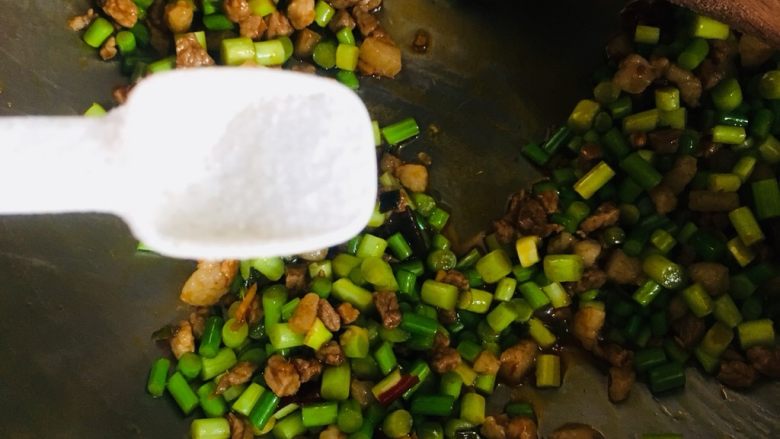 肉末蒜苔(豆瓣酱版),炒至断生后调入少许盐