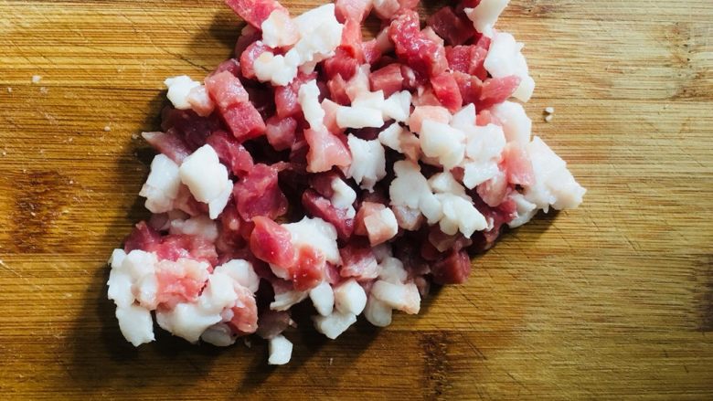 肉末蒜苔(豆瓣酱版),肉洗净切成末