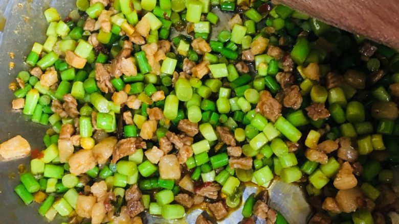 肉末蒜苔(豆瓣酱版),翻炒均匀即可出锅