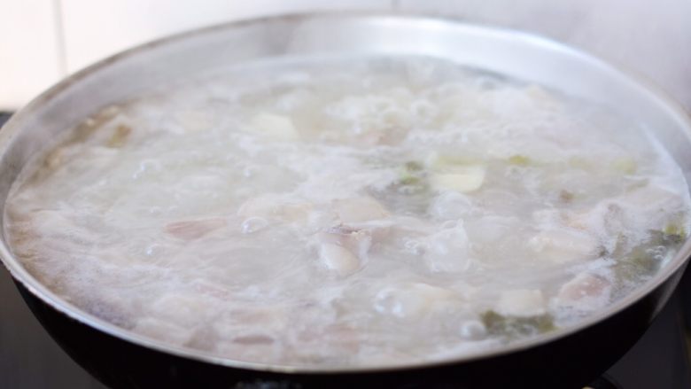 腌笃鲜(猪蹄版),大火煮开,小火“笃”2个小时。
