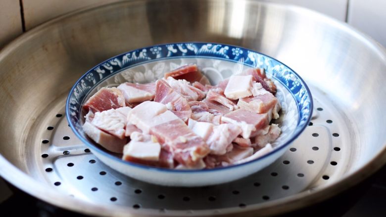 腌笃鲜(猪蹄版),将浸泡好的咸肉上锅蒸15分钟,备用。