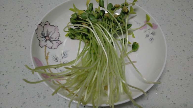 芽苗菜炒平菇,去除根部。