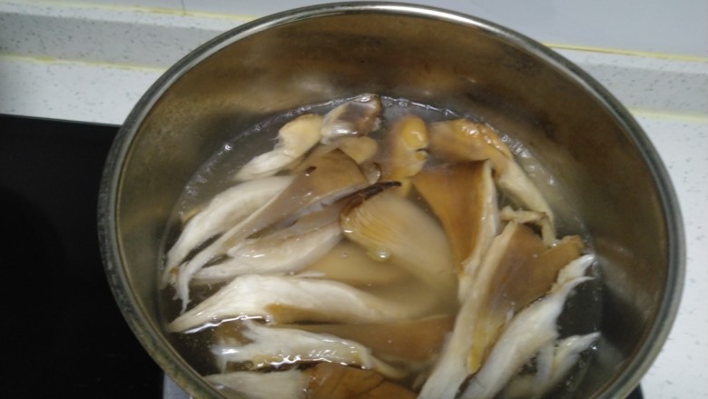 芽苗菜炒平菇,放入<a style='color:red;display:inline-block;' href='/shicai/ 231'>平菇</a>,焯水30秒。