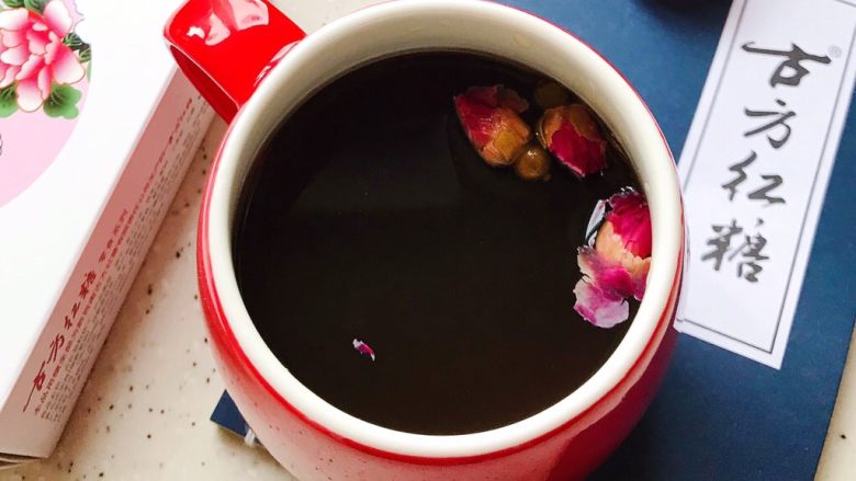 古方红糖七彩豆年糕,再泡上一杯玫瑰花古方红糖水,那就更加完美啦!
如果你还是没有吃饱,古方红糖还有萨其马和饼干的哦,味道也是极好的,芽芽我经常是吃完一盒还想再吃第二盒的呢~
