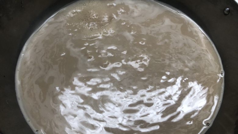 奶茶,这时候可以直接倒到杯子里喝了,如果喜欢喝热一点的,可以重新倒到锅里煮开。