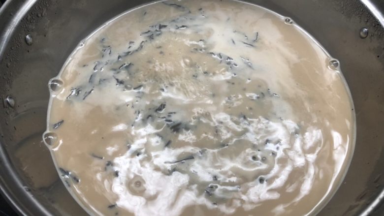 奶茶,锅里水开了以后,转小火再煮3分钟,让茶叶的味道完完全全煮出来。