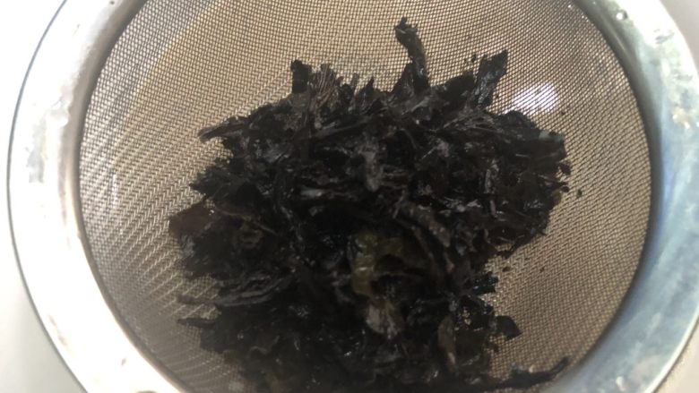 奶茶,奶茶煮好以后，用漏勺把茶叶过滤一下，把奶茶过滤到壶里。