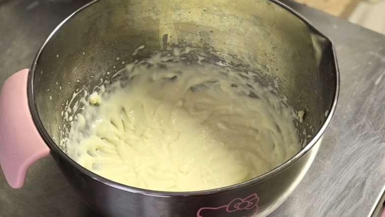 舒芙蕾芝士蛋糕,将步骤5的混合物和奶油奶酪混合均匀盖上保鲜膜备用。