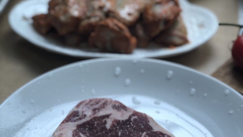 煎牛排,3.土豆🥔放水煮15分钟
4.土豆🥔和西红柿🍅一起放摩飞料理锅调至高温烤,提前刷油。
5.待土豆皮烤黄,放入牛排。先煎侧边封汁,侧边变色后正面煎牛排,变色后闻到牛排香味翻身煎。根据喜好选择生熟程度。喜欢鲜嫩多汁的宝宝们可以选择五分熟,喜欢有嚼劲的选择七八分熟。