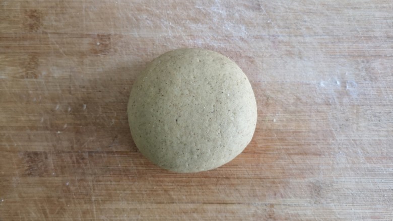 荞麦仙豆糕,揉成光滑面团,盖保鲜膜醒15-20分钟。