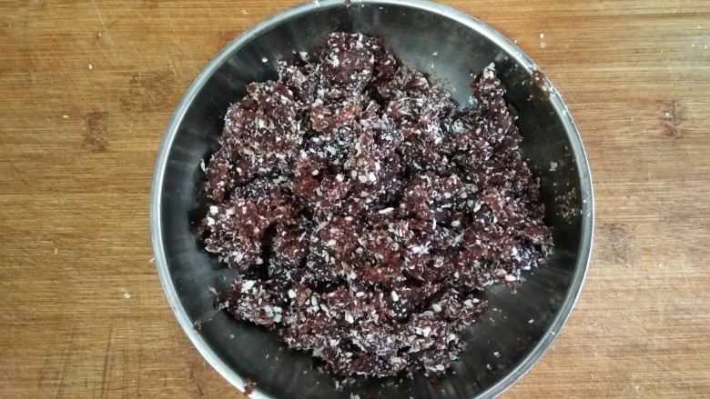 荞麦仙豆糕,带厨房一次性手套,抓拌均匀。