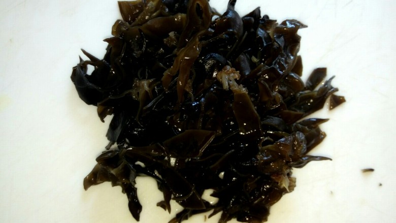 木耳蒜苔鸡蛋汤,洗净切丝