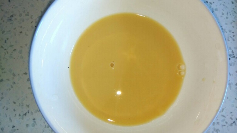 木耳蒜苔鸡蛋汤,小碗中放入一勺<a style='color:red;display:inline-block;' href='/shicai/ 788'>生抽</a>,两勺淀粉,适量清水调匀