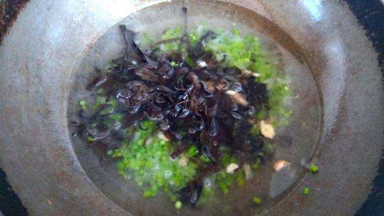 木耳蒜苔鸡蛋汤,放入木耳丝,大火烧开
