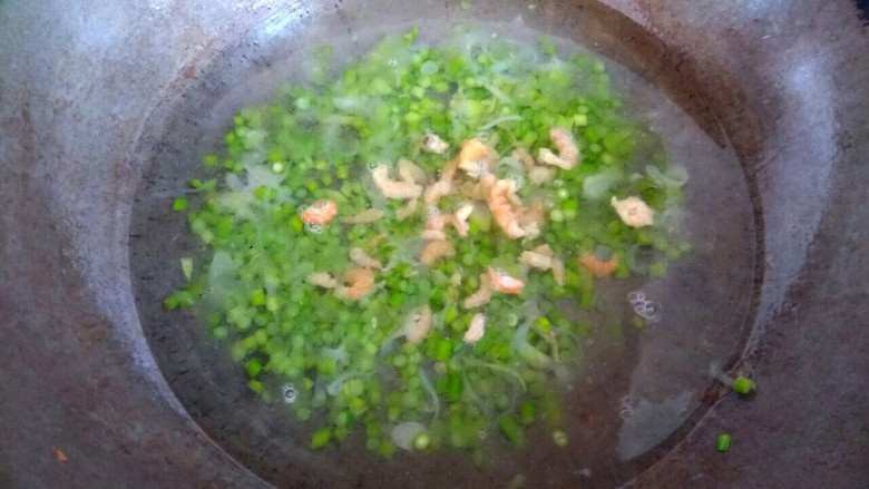 木耳蒜苔鸡蛋汤,放入适量<a style='color:red;display:inline-block;' href='/shicai/ 1694'>海米</a>