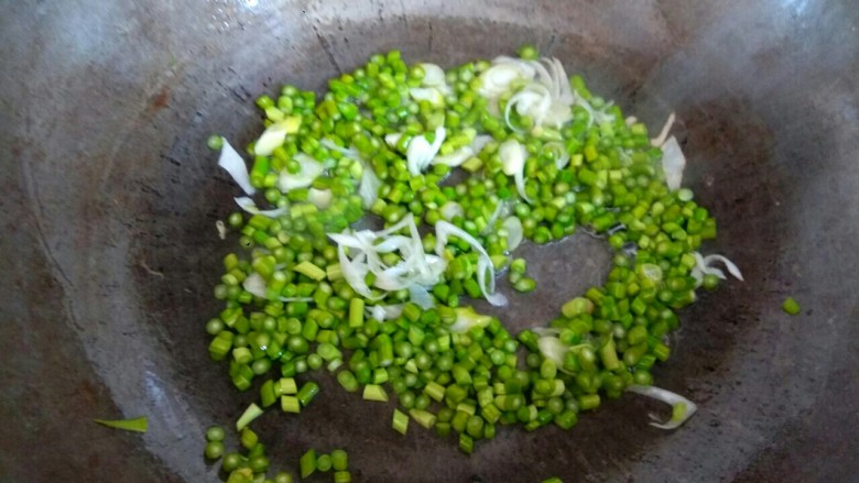 木耳蒜苔鸡蛋汤,放入蒜苔丁翻炒一会儿