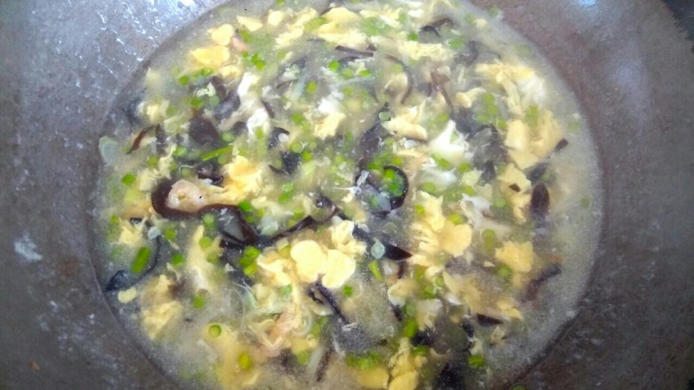 木耳蒜苔鸡蛋汤,把小碗里的淀粉汁倒入锅中,大火烧开,汤汁粘稠,关火出锅