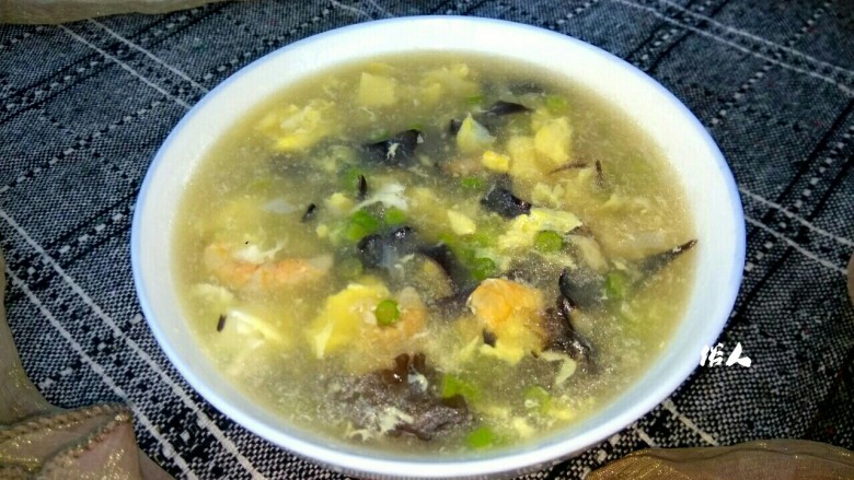木耳蒜苔鸡蛋汤,盛入碗中
