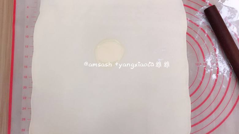 花样蝴蝶馒头,把适量的玉米油抹在白色面片上,尽量抹均匀