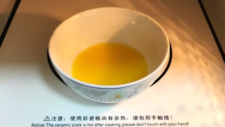 奶油水果华夫饼,<a style='color:red;display:inline-block;' href='/shicai/ 887'>黄油</a>入微波炉加热20~30秒至融化。