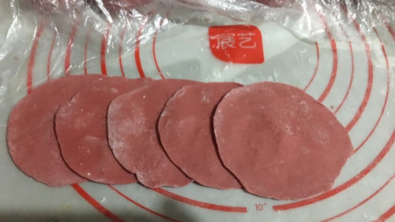 玫瑰花馒头,分别擀成饺子皮状,如此叠放在一起