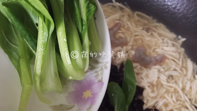 大煮干丝,最后放入<a style='color:red;display:inline-block;' href='/shicai/ 7607'>小青菜</a>。等青菜变色,放入适量盐,就差不多可以关火了。