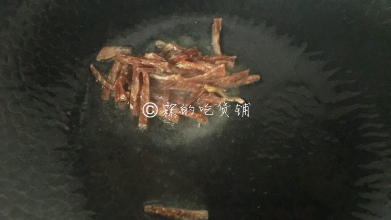 大煮干丝,起油锅,先把火腿丝煸出香味。