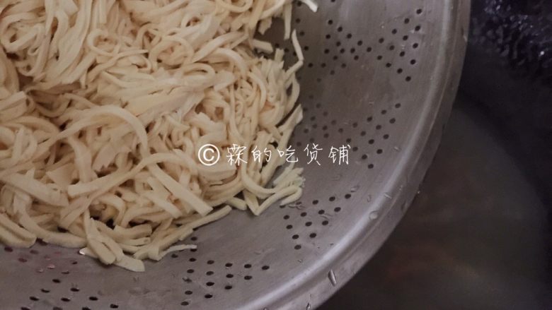 大煮干丝,放入豆干丝,炖上10分钟左右。