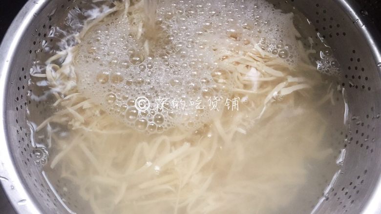 大煮干丝,捞出后凉水冲洗一下,沥干水分。