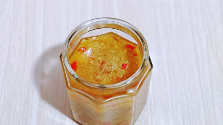 自制蒜蓉辣酱,一次吃不完装入消毒的玻璃瓶中,盖上盖子,冰箱冷藏保存,尽快吃完。