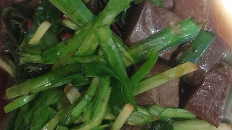 鸭血韭菜,锅放油,油热放蒜瓣辣椒,放入鸭血,放入味达美,快出锅时放韭菜全程不用翻菜,慢慢晃鸭血不会碎,最后放盐出锅